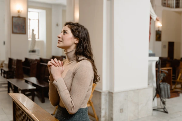 Orações Católicas por Intenção: Quando Rezar e Como