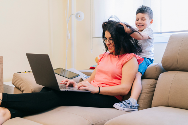Como mulheres iniciantes criam negócio online lucrativo